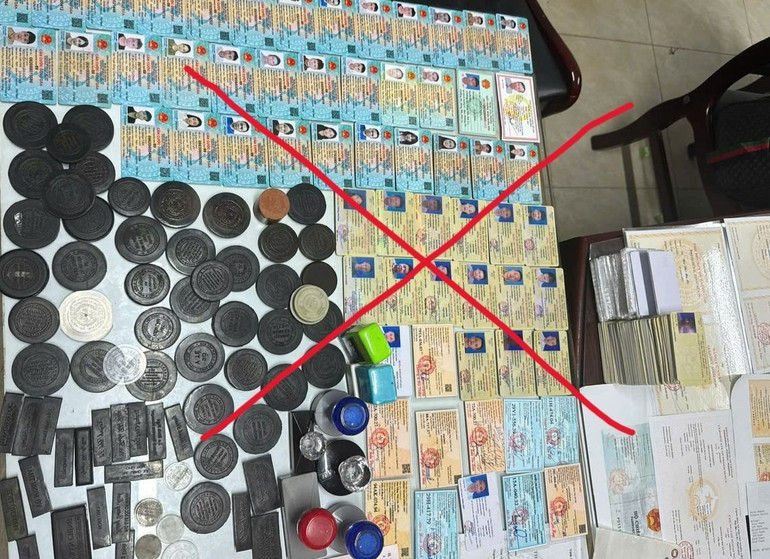 Các đối tượng đã sản xuất, mua bán hàng ngàn văn bằng, chứng chỉ, giấy tờ, thậm chí cả căn cước công dân, hộ chiếu, bằng lái xe… giả giống với “hàng thật” lên đến 99,9%. (Ảnh: Công an cung cấp)