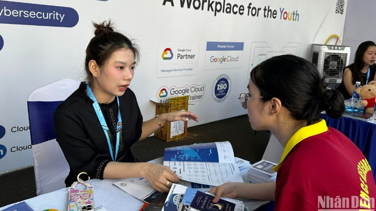 Các ngành thiết kế vi mạch, ứng dụng IoT được sinh viên Đà Nẵng quan tâm, tìm hiểu và phỏng vấn tìm cơ hội việc làm. (Ảnh: ANH ĐÀO)