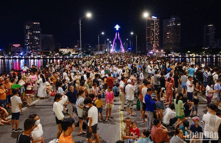 Lễ hội pháo hoa quốc tế Đà Nẵng - DIFF 2023 thu hút rất đông du khách đến Đà Nẵng. (Ảnh: ANH ĐÀO)