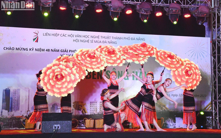 Các nghệ sĩ Đoàn Quân khu 5 thể hiện tiết mục Bông hoa vàng, Biên đạo: nghệ sĩ Phan Thục Linh.