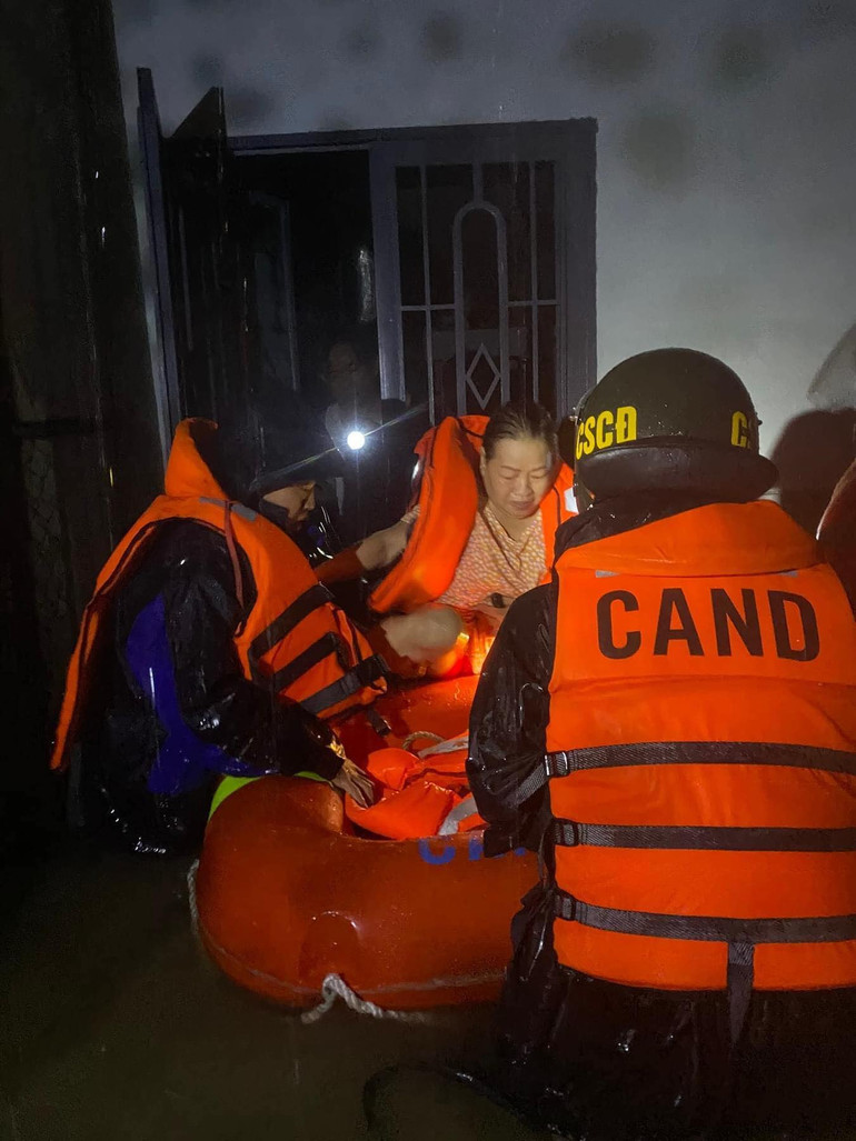 Toàn bộ người dân khu vực đường Mẹ Suốt đã được di dời đến nơi tránh lũ an toàn.