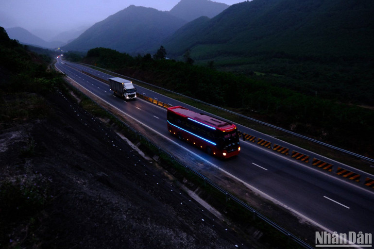 Trong 66km cao tốc có hơn 11km xuyên qua Vườn quốc gia Bạch Mã với địa hình đồi dốc tạo nhiều khúc cua.