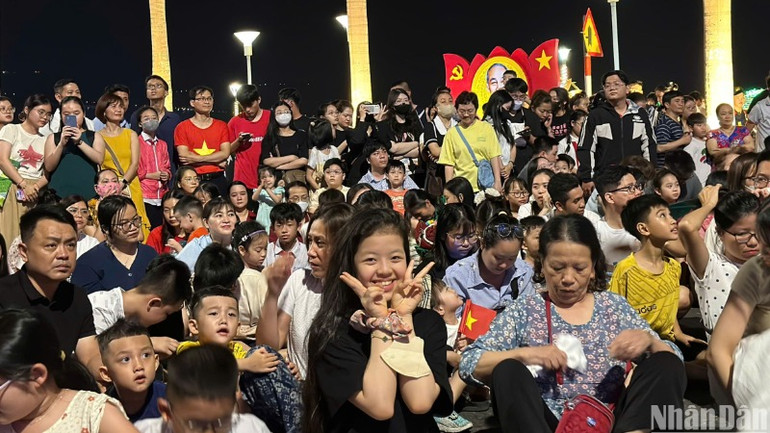 Rất đông người dân, du khách đến xem phim 3D Mapping “Câu chuyện Đà Nẵng-The Story of Da Nang”. (Ảnh: ANH ĐÀO)