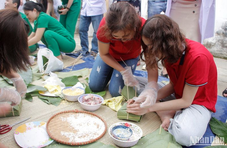 Hội thi Gói bánh chưng xanh trao tặng bệnh nhân tại Bệnh viện 199 sáng 31/1. Ảnh ANH ĐÀO.