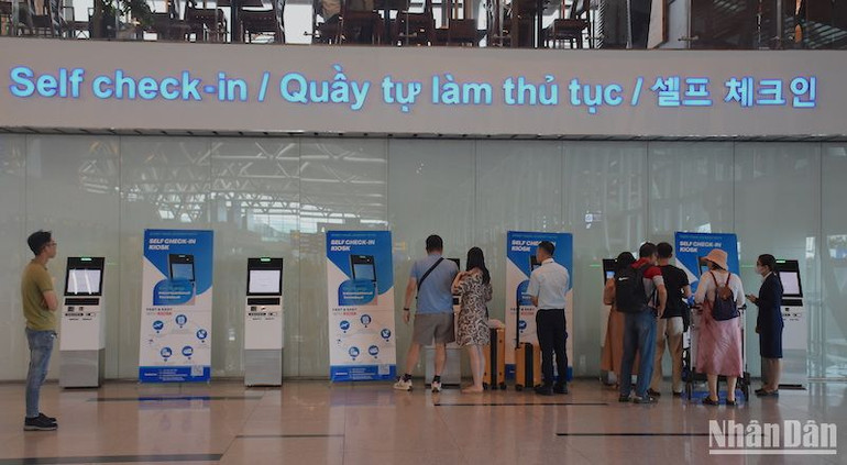 Du khách làm thủ tục tự động self check-in kiosk tại Nhà ga Quốc tế Đà Nẵng. (Ảnh: ANH ĐÀO)