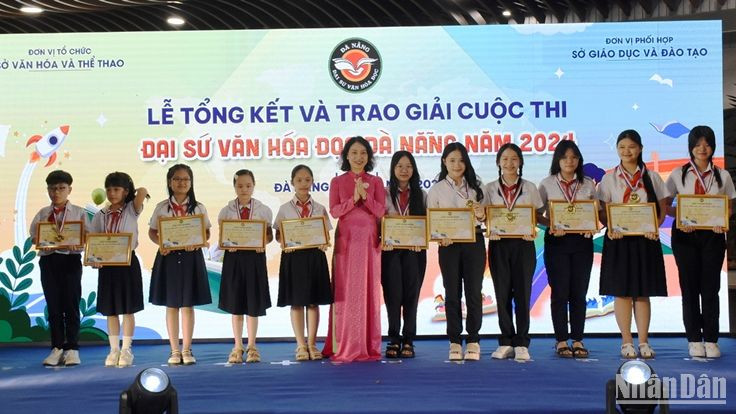 Phó giám đốc Sở Văn hóa, Thể thao thành phố Đà Nẵng Nguyễn Thị Hội An trao Giải “Văn hóa đọc Đà Nẵng” năm 2024 cho các em học sinh xuất sắc. (Ảnh: ANH ĐÀO)