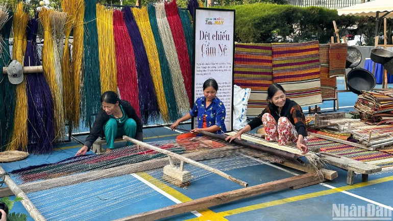 Tái hiện không gian làng nghề truyền thống dệt chiếu Cẩm Nê tại triển lãm "Đà Nẵng - Xưa và Nay". (Ảnh: ANH ĐÀO)