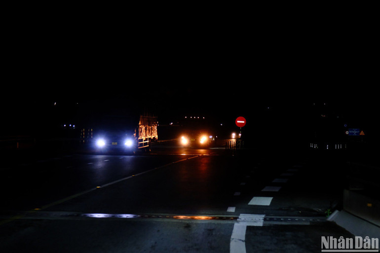 Cao tốc hiện chưa có hệ thống đèn đường...