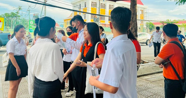 Các thí sinh đặc biệt là những học sinh mồ côi cha mẹ do đại dịch Covid-19 bước vào kỳ thi tốt nghiệp THPT 2024 với sự động viên, tiếp sức từ thầy cô, bạn bè Trường nội trú Hy vọng.