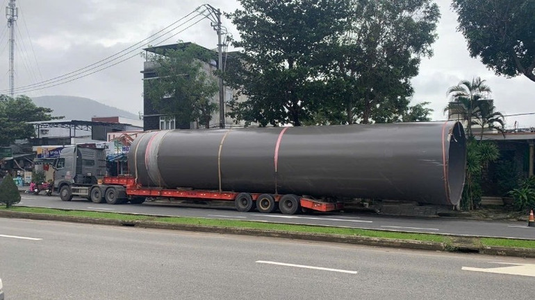 Xe đầu kéo chở hàng siêu trường không phép. (Ảnh: Công an cung cấp)