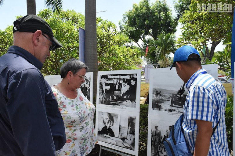 Du khách quốc tế tham quan triển lãm sáng 30/6. (Ảnh: ANH ĐÀO)