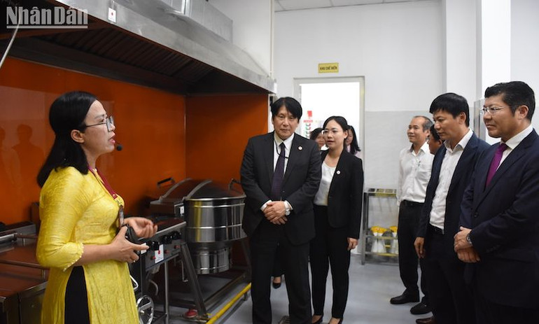 Các đại biểu tham quan khu vực bên trong Bếp ăn mẫu.