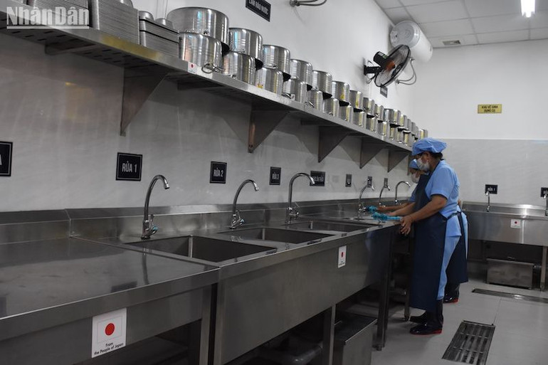 Toàn bộ hệ thống Bếp ăn mẫu được đầu tư thiết bị hiện đại, khép kín.