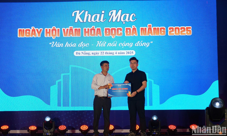 Thư viện khoa học tổng hợp thành phố đã trao tặng tủ sách cộng đồng cho các trường học trên địa bàn thành phố. (Ảnh: ANH ĐÀO)