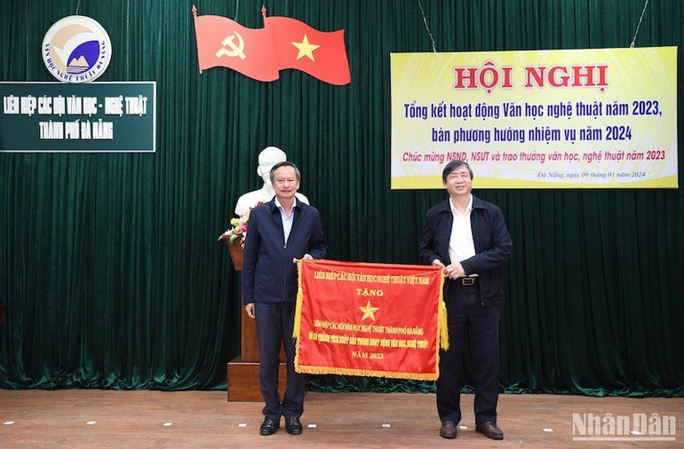 Liên hiệp các Văn học-Nghệ thuật thành phố Đà Nẵng đón nhận Cờ thi đua của Liên hiệp các Hội Văn học-Nghệ thuật Việt Nam. Liên hiệp các Văn học-Nghệ thuật thành phố Đà Nẵng đón nhận Cờ thi đua của Liên hiệp các Hội Văn học-Nghệ thuật Việt Nam.