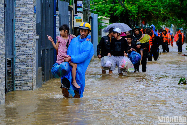 Ông Bùi Trung Khánh, Chủ tịch UBND phường Hòa Khánh Nam, cho biết chính quyền, Công an phường và Cảnh sát cơ động thành phố đã sơ tán hơn 1.000 người dân khỏi vùng ngập. Ông Bùi Trung Khánh, Chủ tịch UBND phường Hòa Khánh Nam, cho biết chính quyền, Công an phường và Cảnh sát cơ động thành phố đã sơ tán hơn 1.000 người dân khỏi vùng ngập.