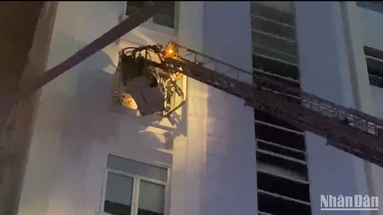 Nhiều người dân bị mắc kẹt trên khu vực xảy ra đám cháy đã được đưa xuống đất an toàn. (Ảnh: ANH ĐÀO)