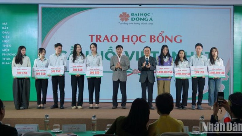 Sinh viên Trường đại học Đông Á nhận học bổng tại chương trình. (Ảnh: ANH ĐÀO)