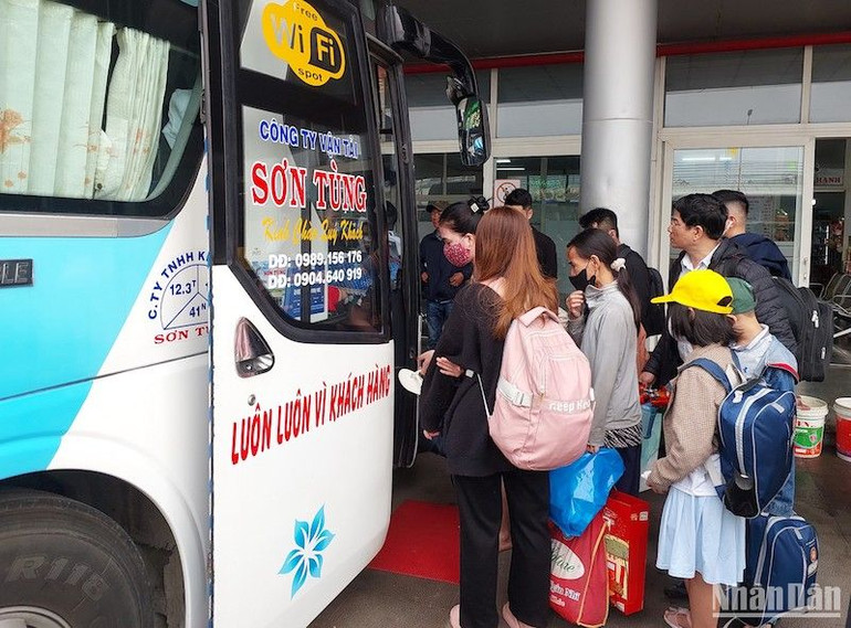 Đại diện các nhà xe cho hay, giá vé tăng cao nhất là 60%, thấp nhất là 40% theo quy định. (Ảnh: ANH ĐÀO)