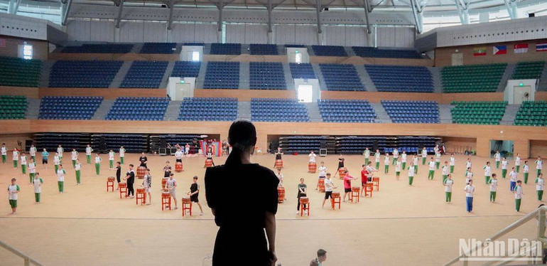 Gần 500 diễn viên là vận động viên, học sinh, chiến sĩ đang cần mẫn tập luyện các tiết mục biểu diễn chuẩn bị cho đêm khai mạc Đại hội Thể thao học sinh Đông Nam Á. (Ảnh ANH ĐÀO)