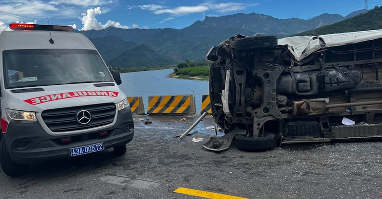 Xe cấp cứu đưa các nạn nhân đến Bệnh viện Đà Nẵng. (Ảnh: Công an cung cấp)