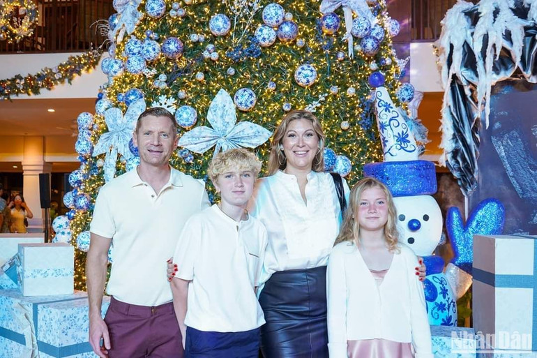 Khách du lịch đón mùa Noel tại Furama Resort Danang.