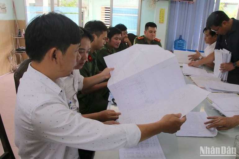 Kiểm tra hồ sơ xây dựng Ký túc xá trường Đại học Sư phạm kỹ thuật - Đại học Đà Nẵng. (Ảnh: ANH ĐÀO)