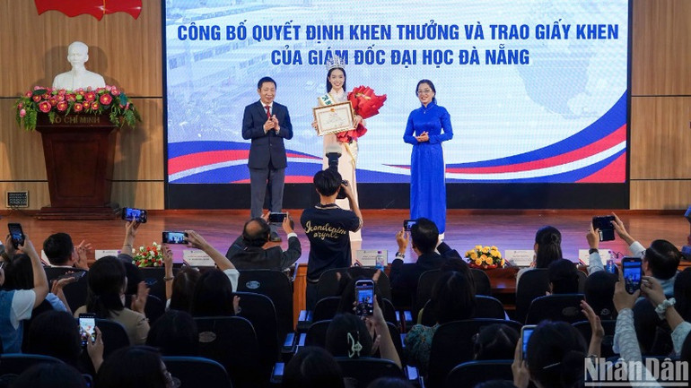 Phó Giáo sư, Tiến sĩ Lê Thành Bắc, Phó giám đốc Đại học Đà Nẵng trao Bằng khen của Giám đốc Đại học Đà Nẵng cho Hoa hậu Quốc tế 2024 Huỳnh Thị Thanh Thủy. (Ảnh: ANH ĐÀO) Phó Giáo sư, Tiến sĩ Lê Thành Bắc, Phó giám đốc Đại học Đà Nẵng trao Bằng khen của Giám đốc Đại học Đà Nẵng cho Hoa hậu Quốc tế 2024 Huỳnh Thị Thanh Thủy. (Ảnh: ANH ĐÀO)