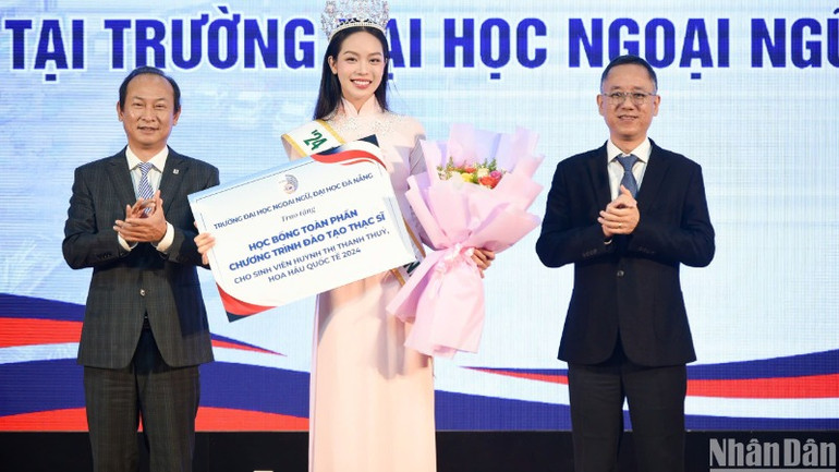 Hoa hậu Quốc tế 2024 Huỳnh Thị Thanh Thủy nhận học bổng trao học bổng toàn phần chương trình đào tạo thạc sĩ ngành tiếng Anh tại Trường Đại học Ngoại ngữ, Đại học Đà Nẵng. (Ảnh: ANH ĐÀO) Hoa hậu Quốc tế 2024 Huỳnh Thị Thanh Thủy nhận học bổng trao học bổng toàn phần chương trình đào tạo thạc sĩ ngành tiếng Anh tại Trường Đại học Ngoại ngữ, Đại học Đà Nẵng. (Ảnh: ANH ĐÀO)