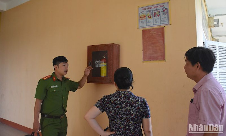 Hệ thống bình cứu hỏa tại KTX trường Đại học Sư phạm kỹ thuật - Đại học Đà Nẵng cần được bổ sung thêm và kiểm tra hạn dùng định kỳ. Ảnh ANH ĐÀO