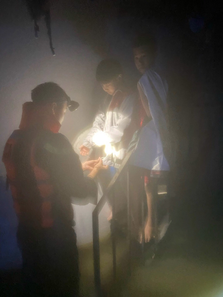 12 người mắc kẹt được đưa đến nơi tránh trú an toàn. (Ảnh: Công an cung cấp)