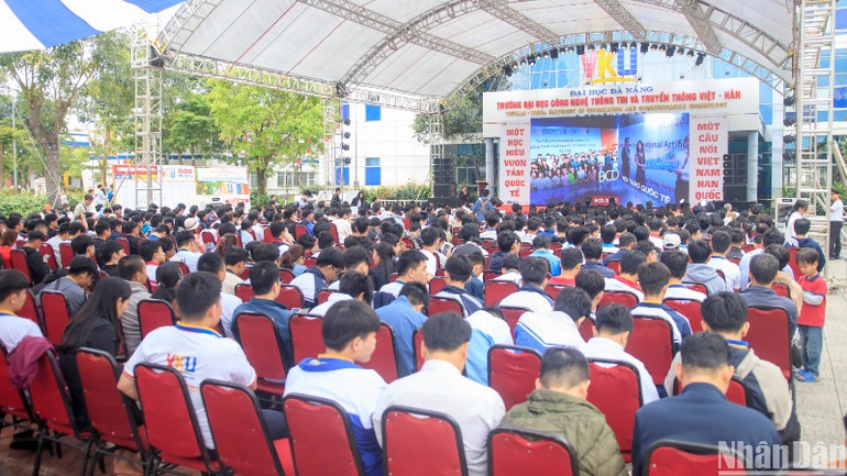 775 thí sinh dự thi trực tiếp với nội dung và đề thi theo chuẩn các kỳ thi Học sinh giỏi Quốc gia và Quốc tế môn Tin học. (Ảnh: ANH ĐÀO)