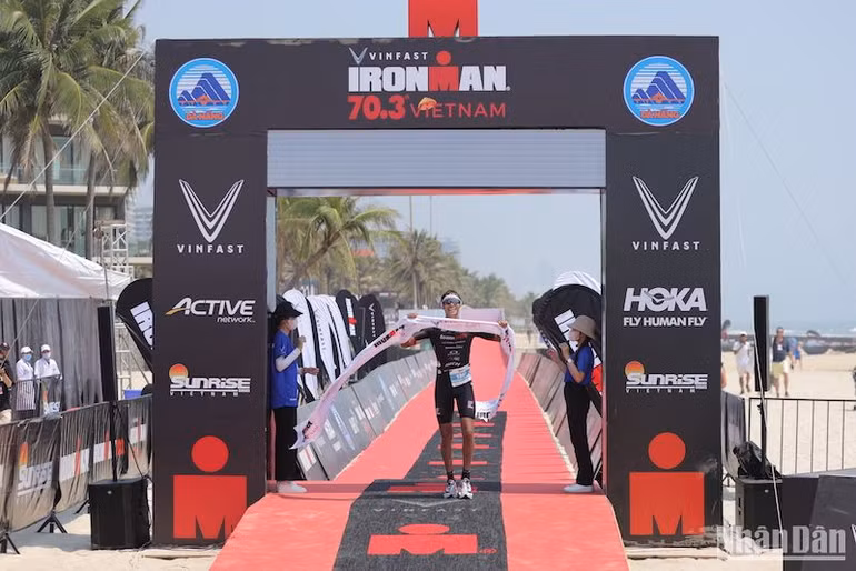 Nhà vô địch VinFast IRONMAN 70.3 Việt Nam năm 2023 Christopher Frederick Mascarenhas-Keyes, đến từ Anh Quốc.