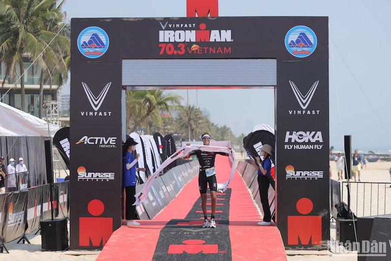 Nhà vô địch VinFast IRONMAN 70.3 Việt Nam năm 2023 Christopher Frederick Mascarenhas-Keyes, đến từ Anh Quốc. Nhà vô địch VinFast IRONMAN 70.3 Việt Nam năm 2023 Christopher Frederick Mascarenhas-Keyes, đến từ Anh Quốc.