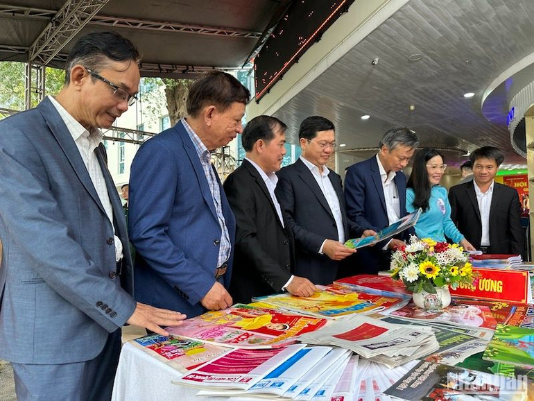 Các đại biểu tham quan không gian trưng bày các ấn phẩm báo Xuân Giáp Thìn 2024. Ảnh: ANH ĐÀO