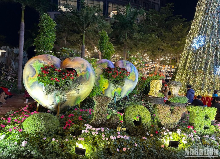 Nhiều địa điểm được trang trí đẹp mắt để phục vụ người dân, du khách trong dịp lễ Giáng sinh và chào năm mới 2024.