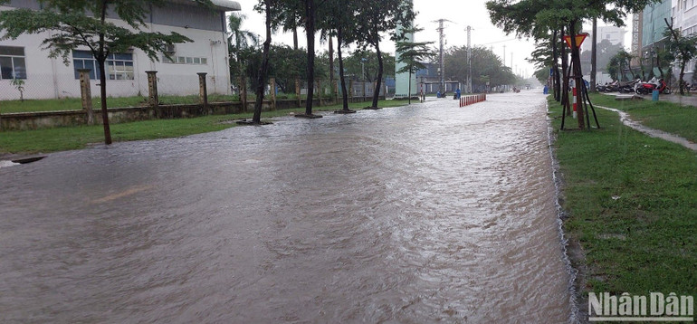 Đường số 4 Khu công nghiệp nước chạy cuồn cuộn.