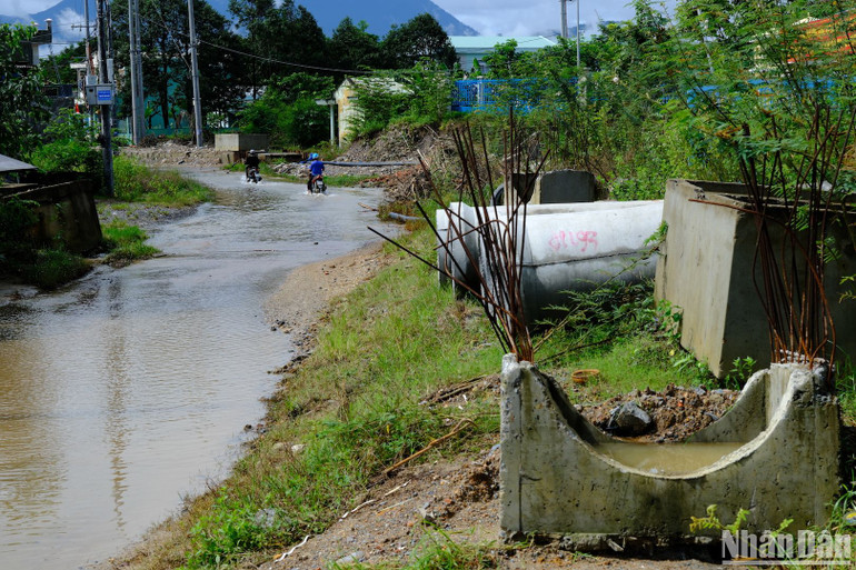 Trong khi đó, đoạn thấp trũng từ Trạm Y tế xã Hòa Liên đến Nhà văn hòa thôn Quan Nam 3 tại Km3+780-Km4+00, nước ngập vừa rút xuống nhưng cả khu vực này, người dân vẫn bì bõm lưu thông.