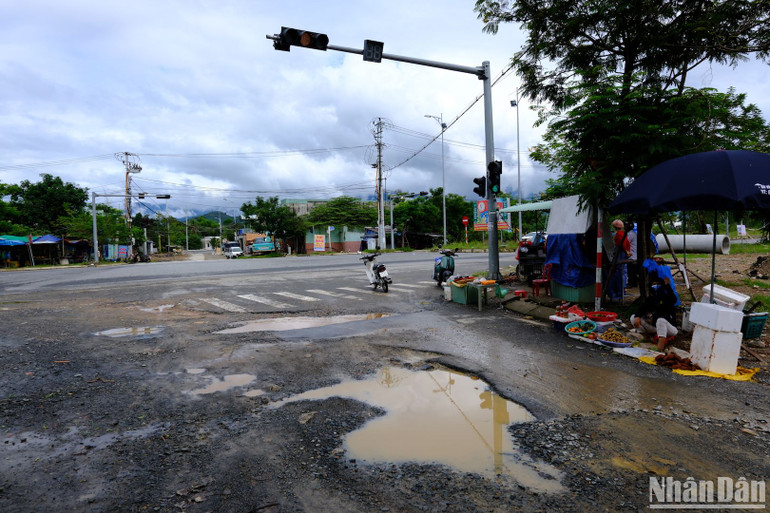 Đoạn khớp nối với xã Hòa Sơn chưa thể hoàn thiện.