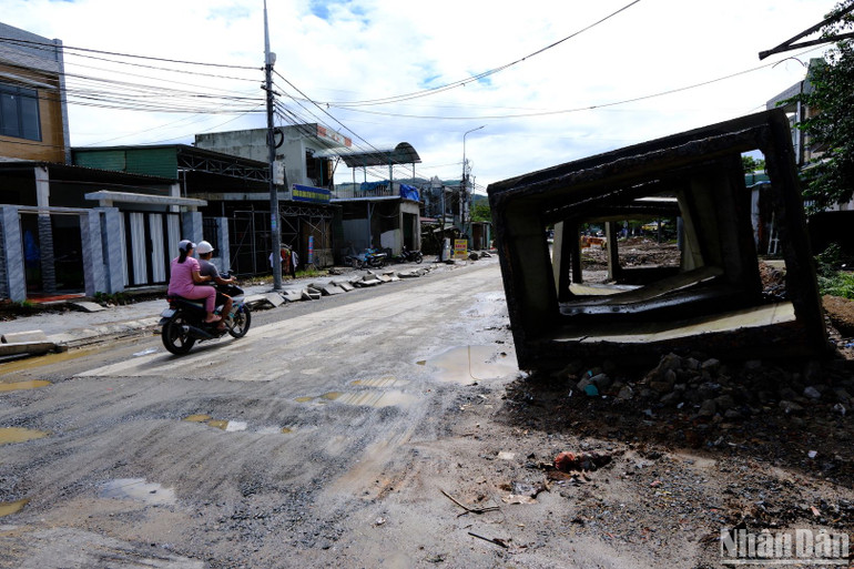 Dự án không thể thi công đồng bộ vì người dân bàn giao mặt bằng không đúng cam kết, gây khó khăn cho đơn vị thi công khi nước rút hoàn thiện công trình.