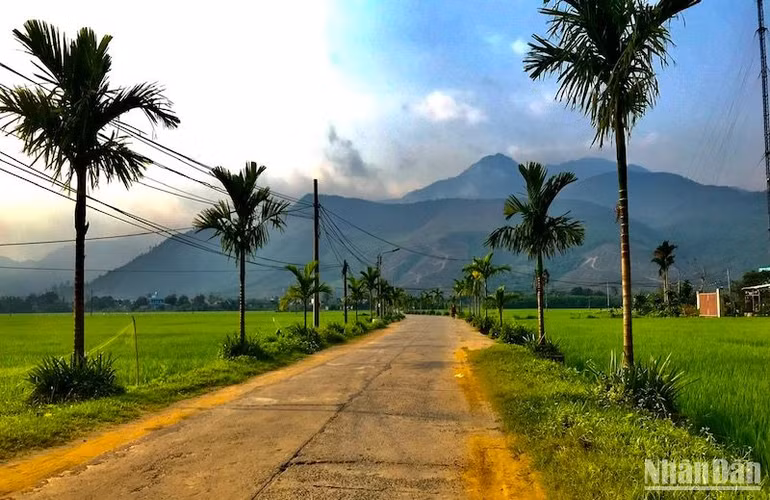 Đường liên thôn khang trang tại xã miền núi Hòa Bắc, huyện Hòa Vang, thành phố Đà Nẵng. (Ảnh: ANH ĐÀO)