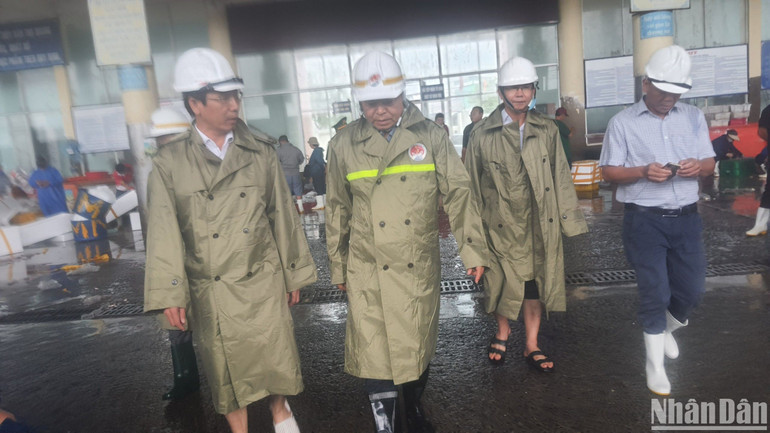 Thứ trưởng Nông nghiệp và Phát triển nông thôn Nguyễn Hoàng Hiệp kiểm tra tình hình mưa lũ tại Đà Nẵng chiều nay (17/10).