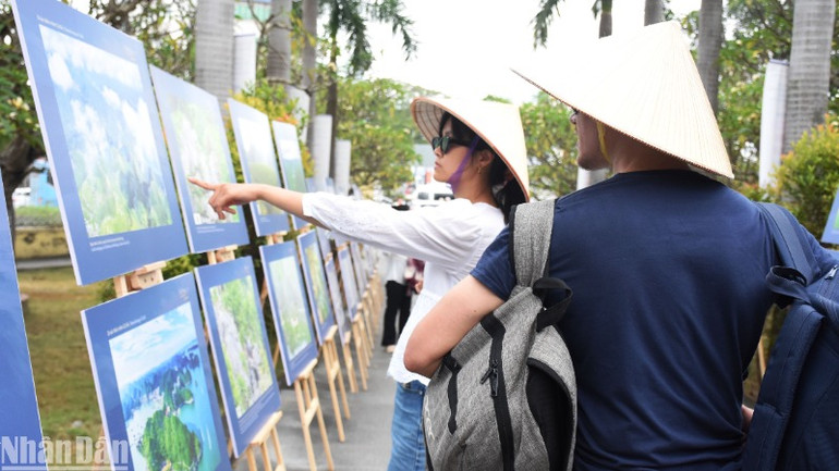 Du khách nước ngoài tham quan Triển lãm "Hải Phòng bừng sáng miền di sản” tại Bảo tàng Điêu khắc Chăm Đà Nẵng chiều 29/3. (Ảnh: ANH ĐÀO)