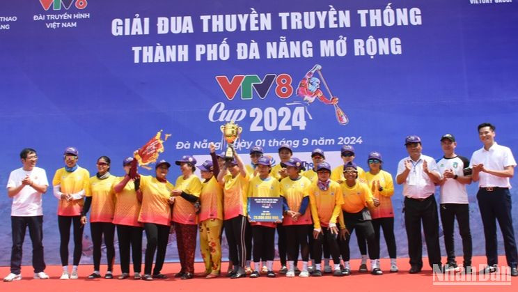 Đội Trung tâm văn hóa thể thao quận Hải Châu, thành phố Đà Nẵng giành Cúp vô địch đội Nữ. (Ảnh: ANH ĐÀO)