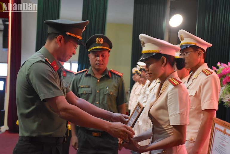 Thượng tá Nguyễn Đại Đồng, Phó Giám đốc Công an TP Đà Nẵng trao Giấy khen cho các tập thể, cá nhân được biểu dương tại Hội nghị. (Ảnh: ANH ĐÀO)