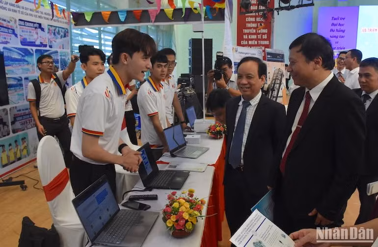 Các đại biểu tham quan các gian hàng trưng bày sản phẩm nghiên cứu khoa học, đổi mới sáng tạo tại Festival Sáng tạo trẻ lần thứ 5, ảnh ANH ĐÀO