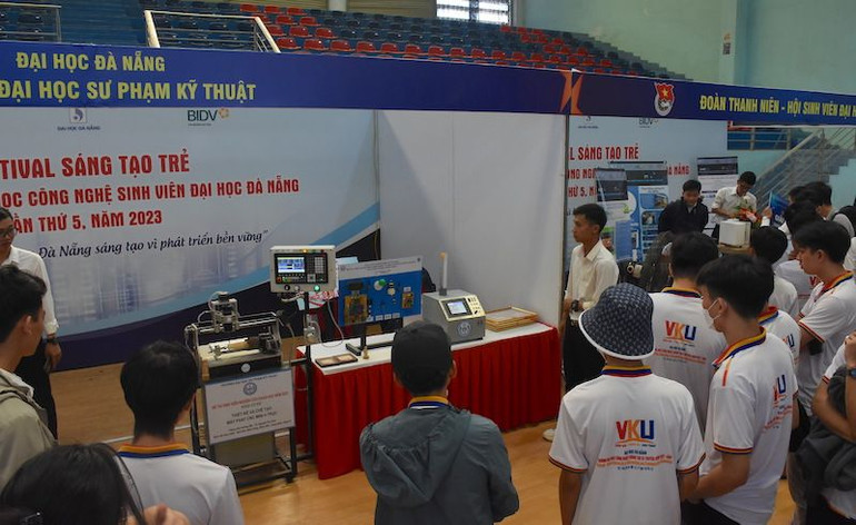 Sinh viên tham quan các gian hàng với các sản phẩm đạt giải cao, ảnh ANH ĐÀO