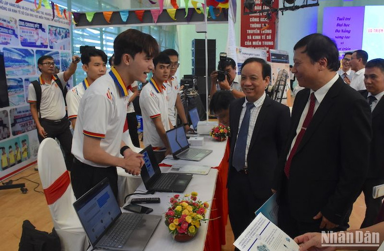 Các đại biểu tham quan các gian hàng trưng bày sản phẩm nghiên cứu khoa học, đổi mới sáng tạo tại Festival Sáng tạo trẻ lần thứ 5, ảnh ANH ĐÀO