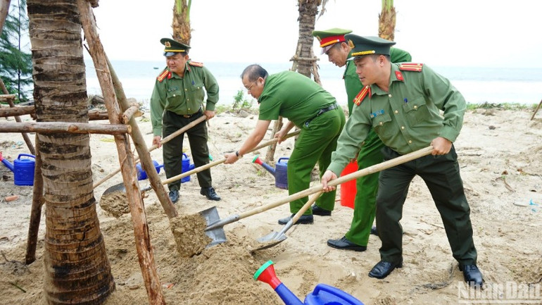 Công an thành phố Đà Nẵng hưởng ứng chủ trương trồng cây xanh của thành phố Đà Nẵng. (Ảnh: ANH ĐÀO)