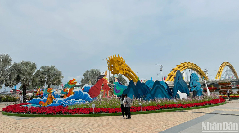 Tại điểm quảng trường phía nam đuôi cầu Rồng là cụm chi tiết “Lạc Long Quân và Âu Cơ” với ý tưởng 50 con theo cha xuống miền biển, 50 con theo mẹ lên núi. (Ảnh: ANH ĐÀO) Tại điểm quảng trường phía nam đuôi cầu Rồng là cụm chi tiết “Lạc Long Quân và Âu Cơ” với ý tưởng 50 con theo cha xuống miền biển, 50 con theo mẹ lên núi. (Ảnh: ANH ĐÀO)